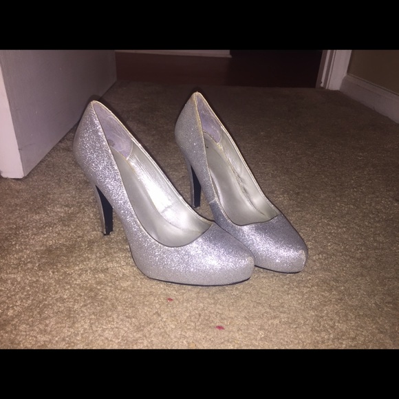 Sliver glitter heels! 😍