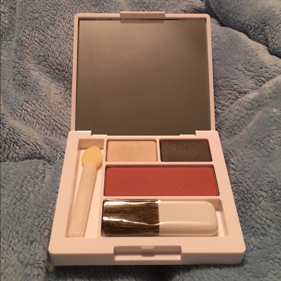 Eye shadows/blush pallet with brushes