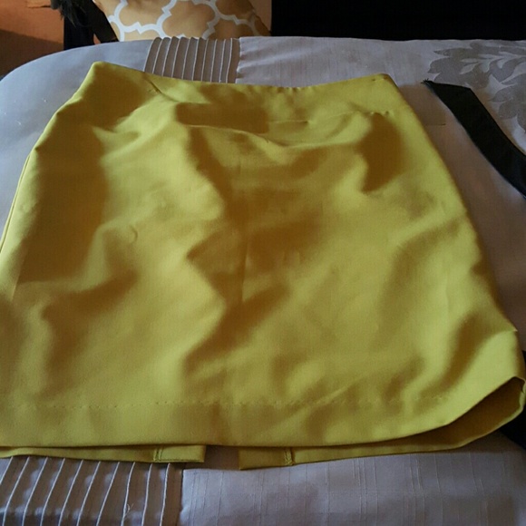 Ellen Tracy Chartreuse Pencil Skirt - Picture 2 of 4