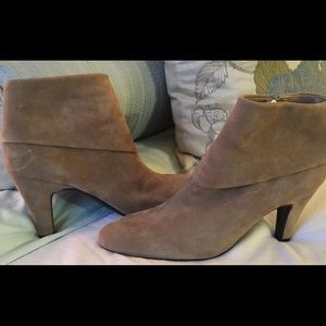 Bandolino tan suede leather booties