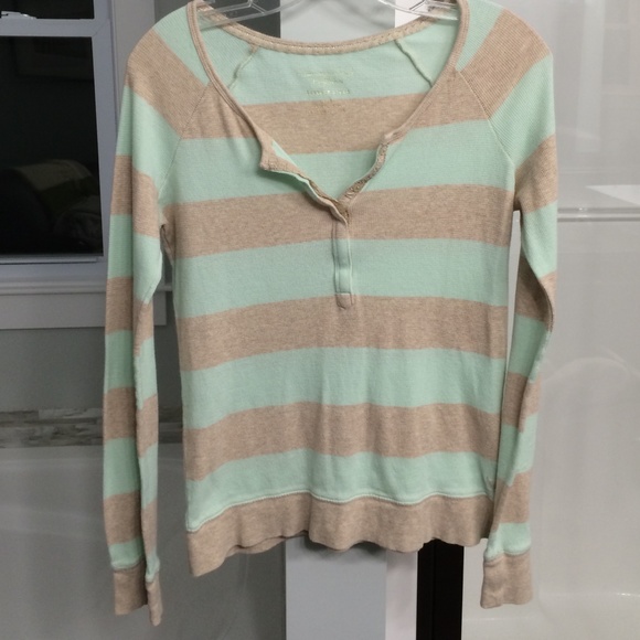 American Eagle Long sleeve T