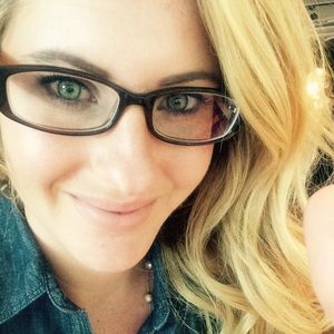 Meet your Posher, Lora