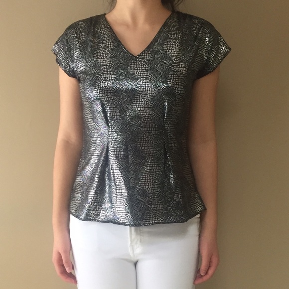 Iridescent V-Neck Patterned Top & Sleeve Detailing
