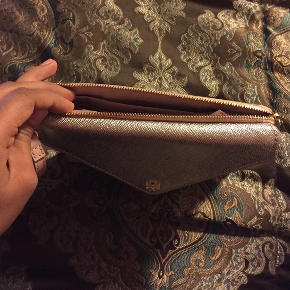 NWT Tory burch envelope wristlet - Picture 4 of 4