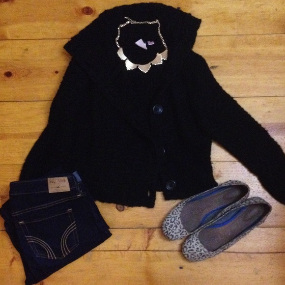 🔴DONATED B1G1 1/2off 🎉Cropped cable knit sweater - Picture 1 of 4