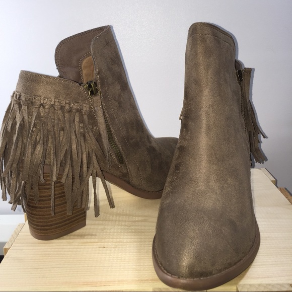 Shoes - New, fringed, booties😍