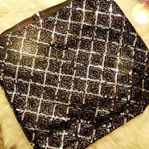 Short skirt in sequin-embroidered