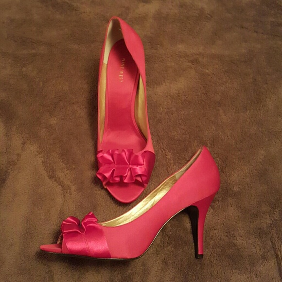 Red pumps