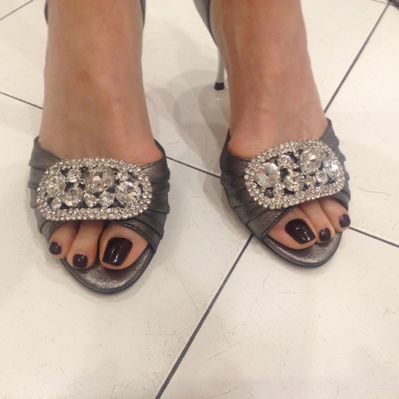 Ivanka Trump platinum heels w crystal buckle