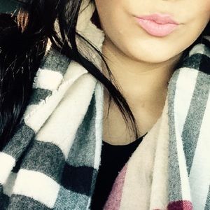 Meet your Posher, Ileana