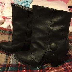 Size. 8 1/2. Women's boots
