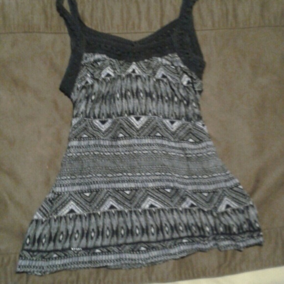 Size 8 White and Black Patterened New Look Top