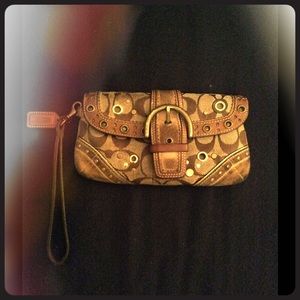 ✨Coach Wristlet. Bundle it, save it 💲💲💲