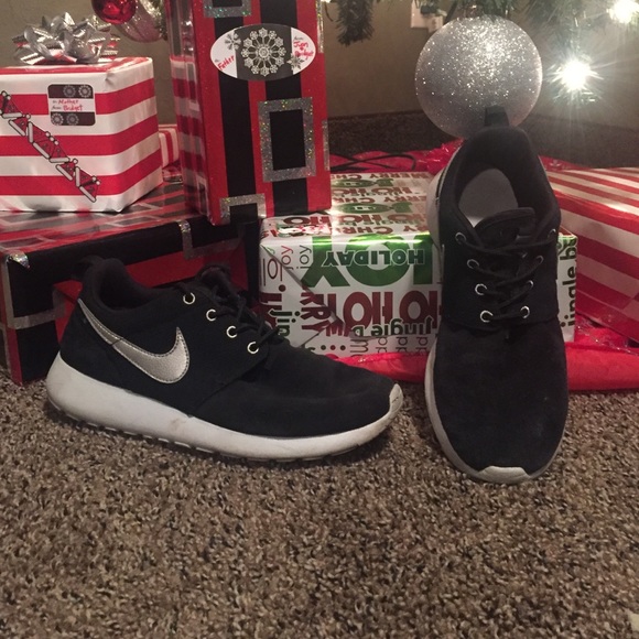 Nike Shoes - Nike suede black roshe shoes