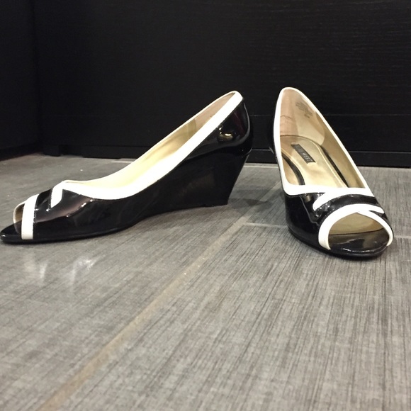 Nine West black and white leather peep toe wedges