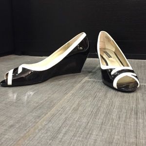 Nine West black and white leather peep toe wedges