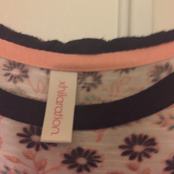 Cute top 🌴 - Picture 2 of 2