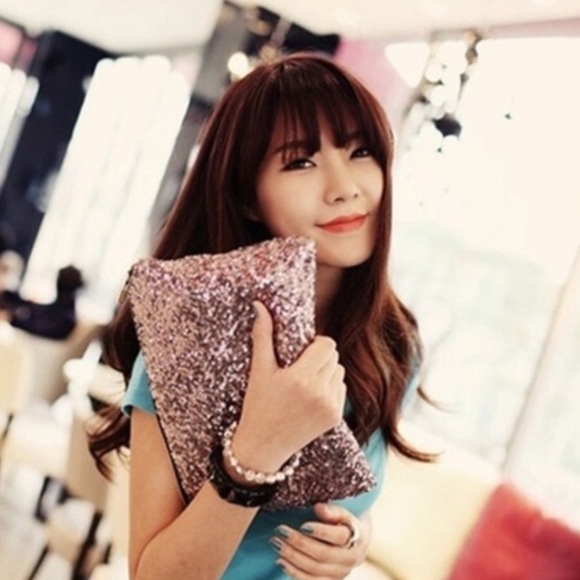 Handbags - 🎉🎉HOST PICK🎉🎉Gorgeous Rose Color Sequin Clutch