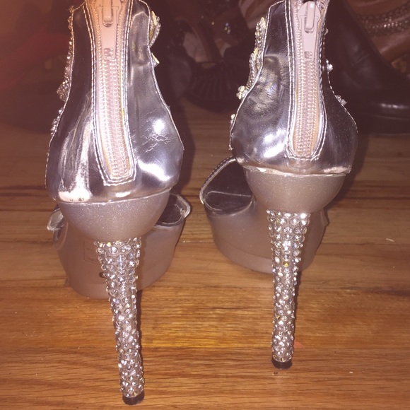Silver Heels - Picture 2 of 2
