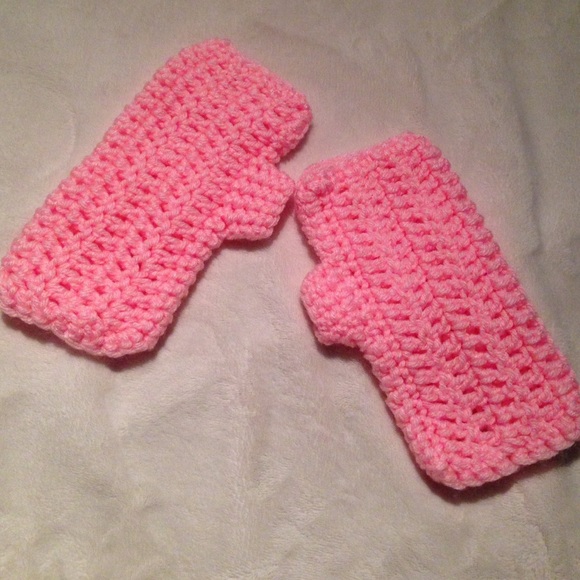 Crochet gloves with missing fingers