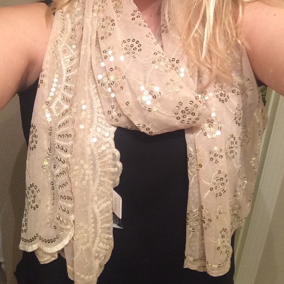 BEAUTIFUL HOLIDAY SPARKLING GOLD SCARF!