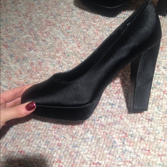Steve Madden Black Satin Platform Heels - Size... | Depop Steve Madden black satin platform heel