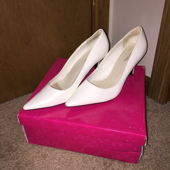 👠White pointy toe heels. Worn only twice!