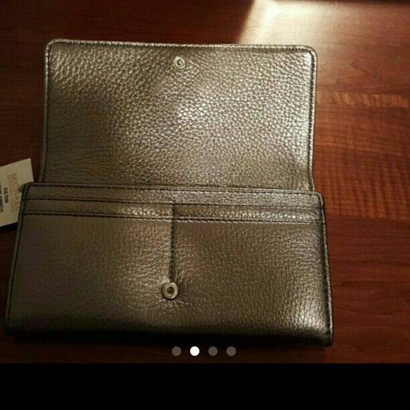 **** SOLD ***NWT AUTH MICHAEL KORS CARRYALL WALLET - Picture 2 of 4