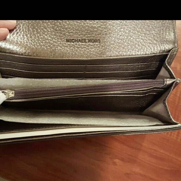 **** SOLD ***NWT AUTH MICHAEL KORS CARRYALL WALLET - Picture 3 of 4