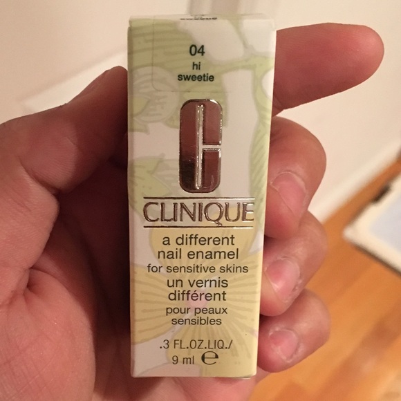 ‼️SOLD‼️NIB CLINIQUE NAIL POLISH AND BLACK MASCARA