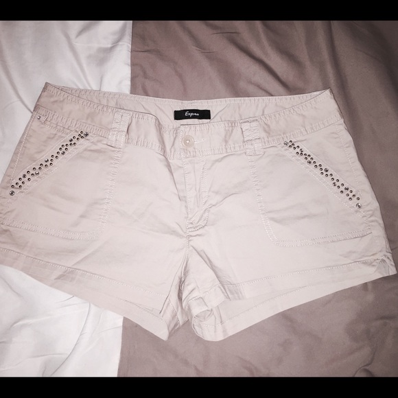 Very cute cream cargo shorts!
