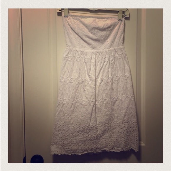 🚫SOLD🚫 White strapless eyelet dress - Picture 2 of 2