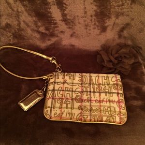 ❗️SALE❗️Coach corner zip wristlet