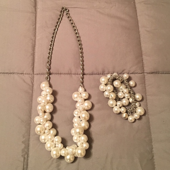 Pearl necklace and bracelet