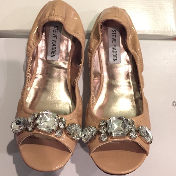 ✨NEW✨Gem stone Steve Madden flats in blush.
