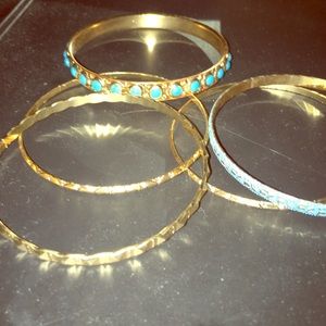 These bangles do not fit my wrist.