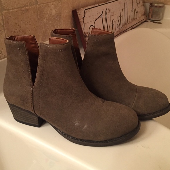 Booties - Qupid dark taupe color size 7.5,