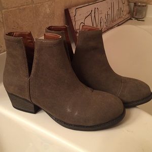 Booties - Qupid dark taupe color size 7.5,