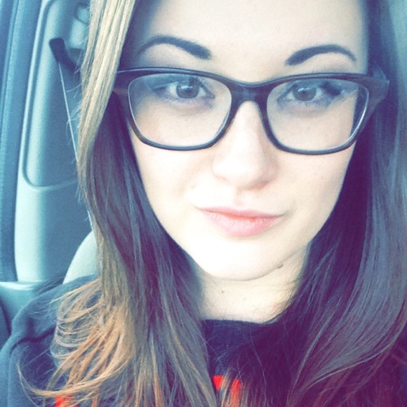 Meet your Posher, Taylore - Picture 2 of 3