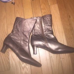 Very good condition heeled booties!