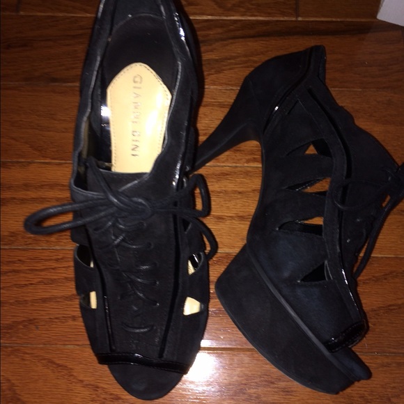 Black platform heels (Gianni Bini)