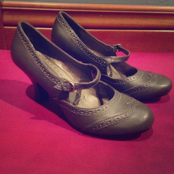 Classy, fun 1.5 inch gray heels!!