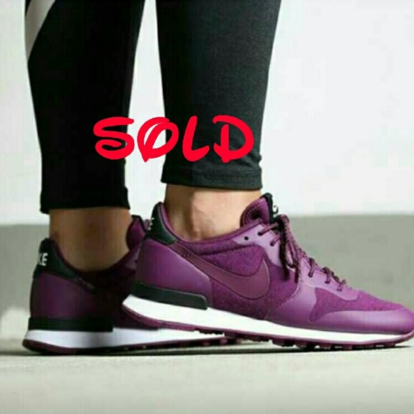 WOMENS -NIKE INTERNATIONALIST SNEAKER