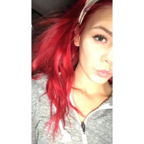 Meet your Posher, Alyssa❤️ - Picture 2 of 4