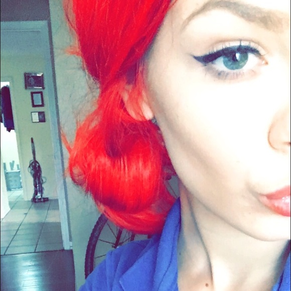 Meet your Posher, Alyssa❤️ - Picture 3 of 4