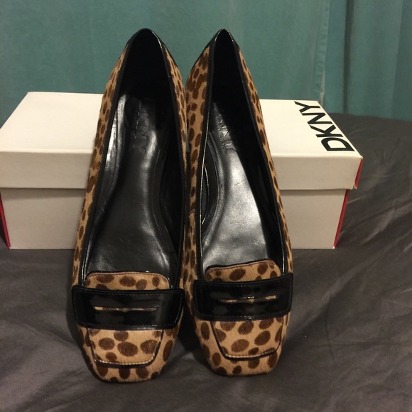 DKNY Donna Karan New York Blk and Camel flats