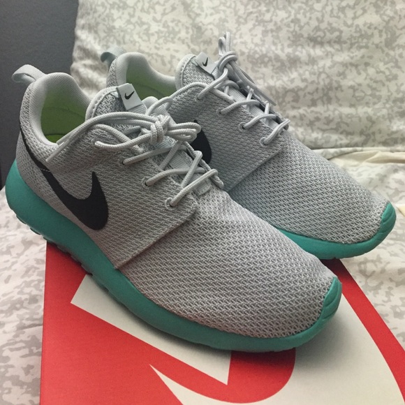 Nike Shoes - Nike Roshe One Quickstrike