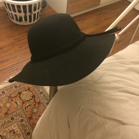 Floppy Black Hat - Picture 1 of 4