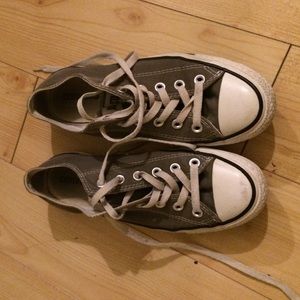 Grey low top converse