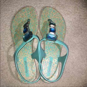 Gem T-strapped Sandals